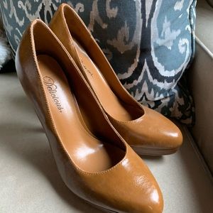 High heel pumps nwot Delicious caramel  sz 8.5